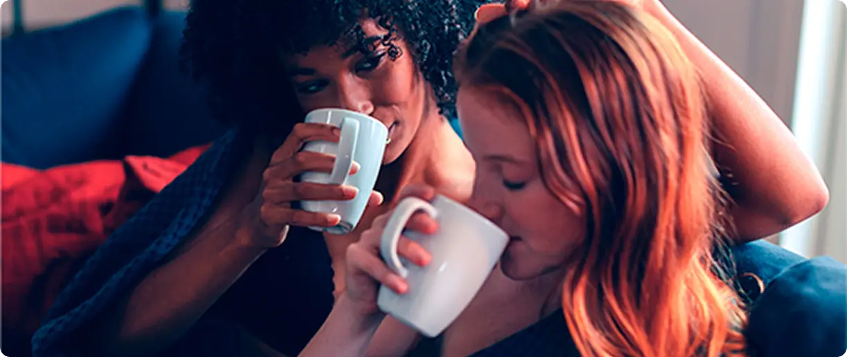 CNP portada dos chicas bebiendo de una taza